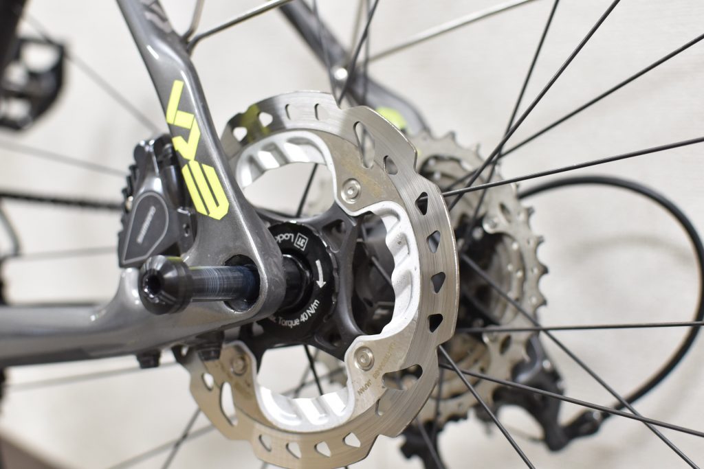 スルーアクスルの自転車にバーレーを取り付ける - 公式バーレー