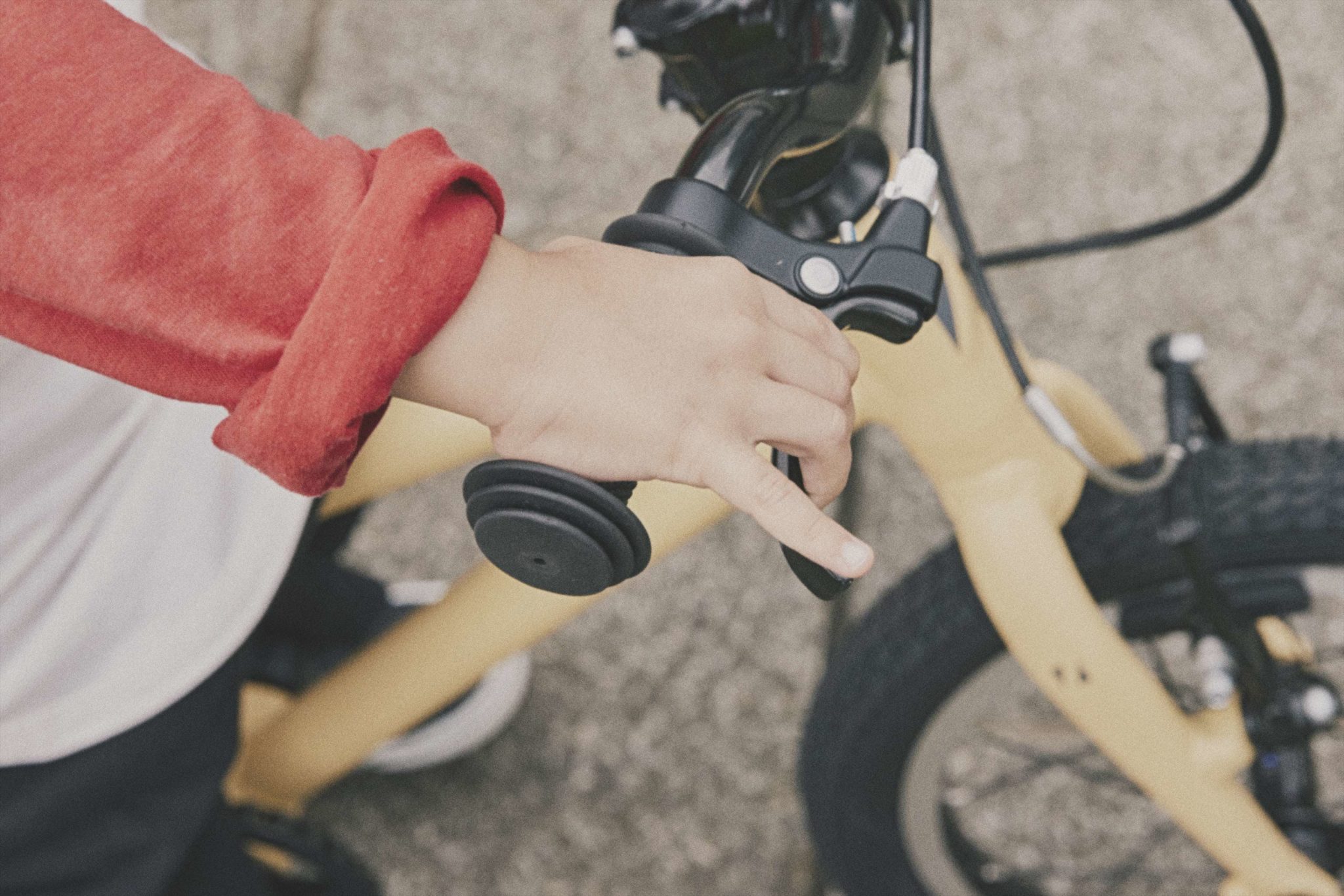 スポーツ自転車 足がつく