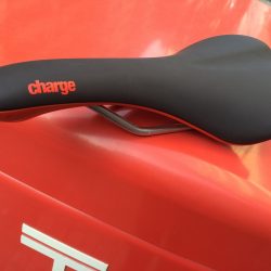 イギリスの新進気鋭バイクブランド「CHARGE BIKES」の「スクープサドル」