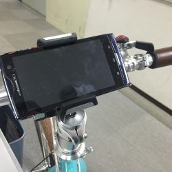 私はこうして携帯電話を運んでいます。Pack'N Pedal「ユニバーサル スマートフォン アタッチメント」 :in