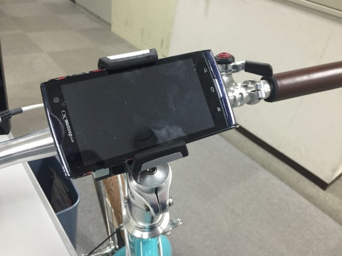 私はこうして携帯電話を運んでいます。Pack’N…