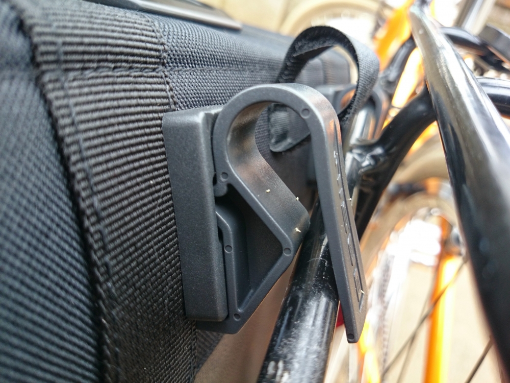 日々の通勤や買い物に脱着が素早くできるサイドバッグ | BASIL バジル
