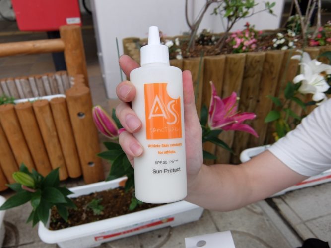 長時間持続する日焼け止め。ツーリングには必須です。