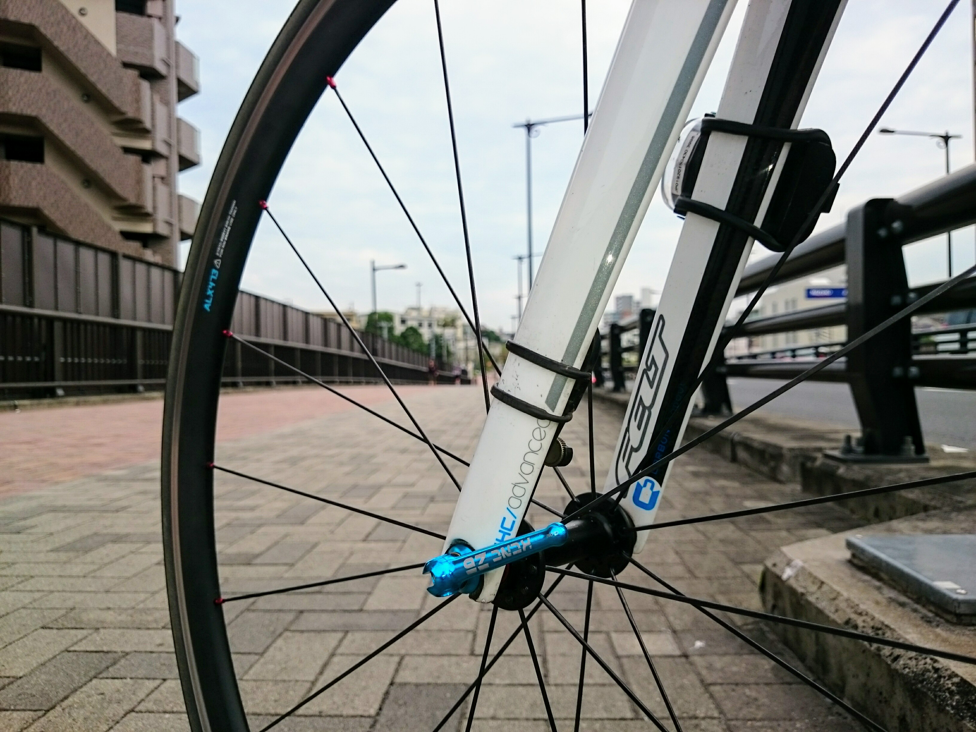 ロードバイクの初カスタムにオススメ KCNC「スキュワーZ6」