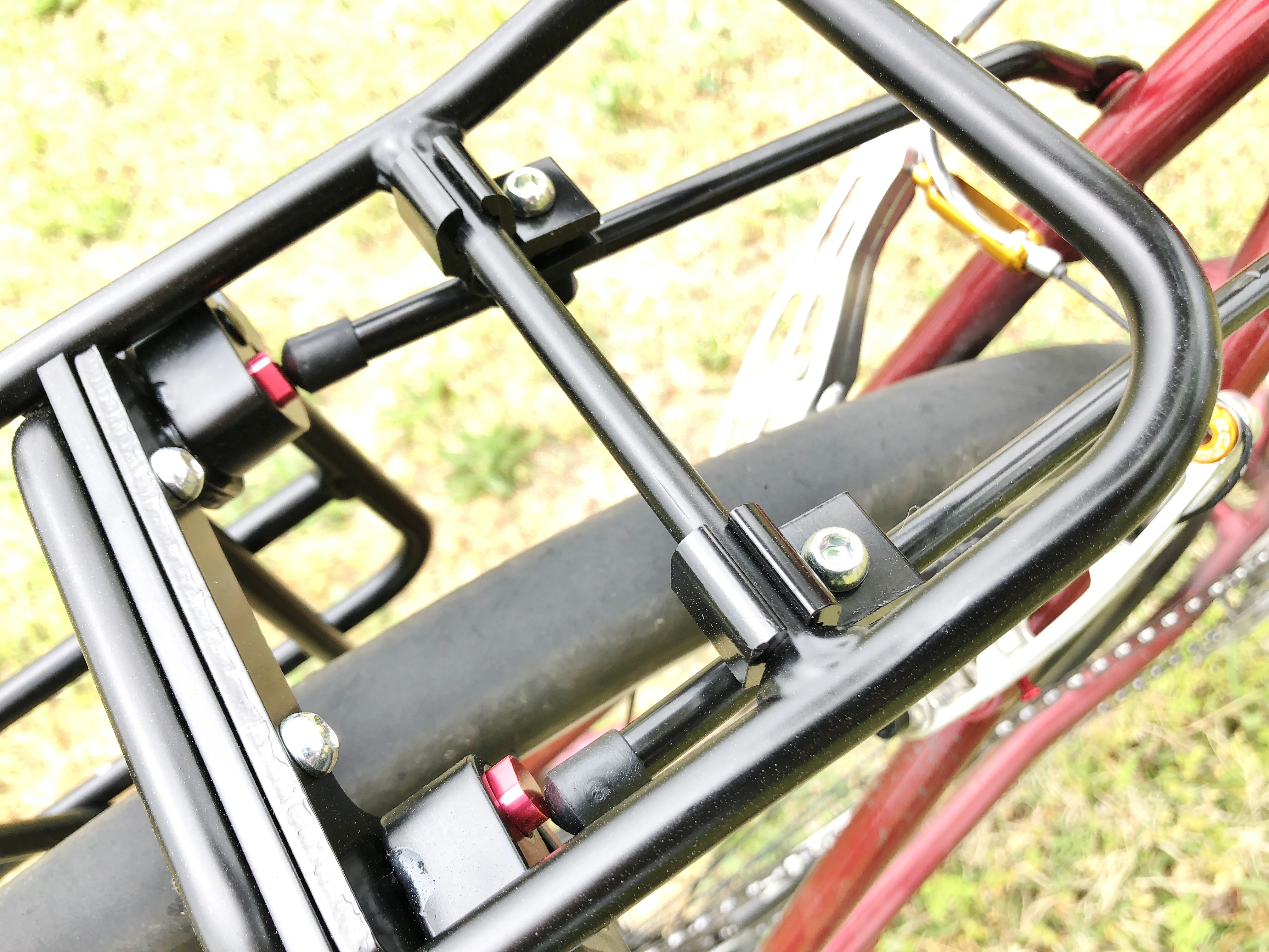 A3サイズの荷物が載せられる折り畳み式ワイドキャリア