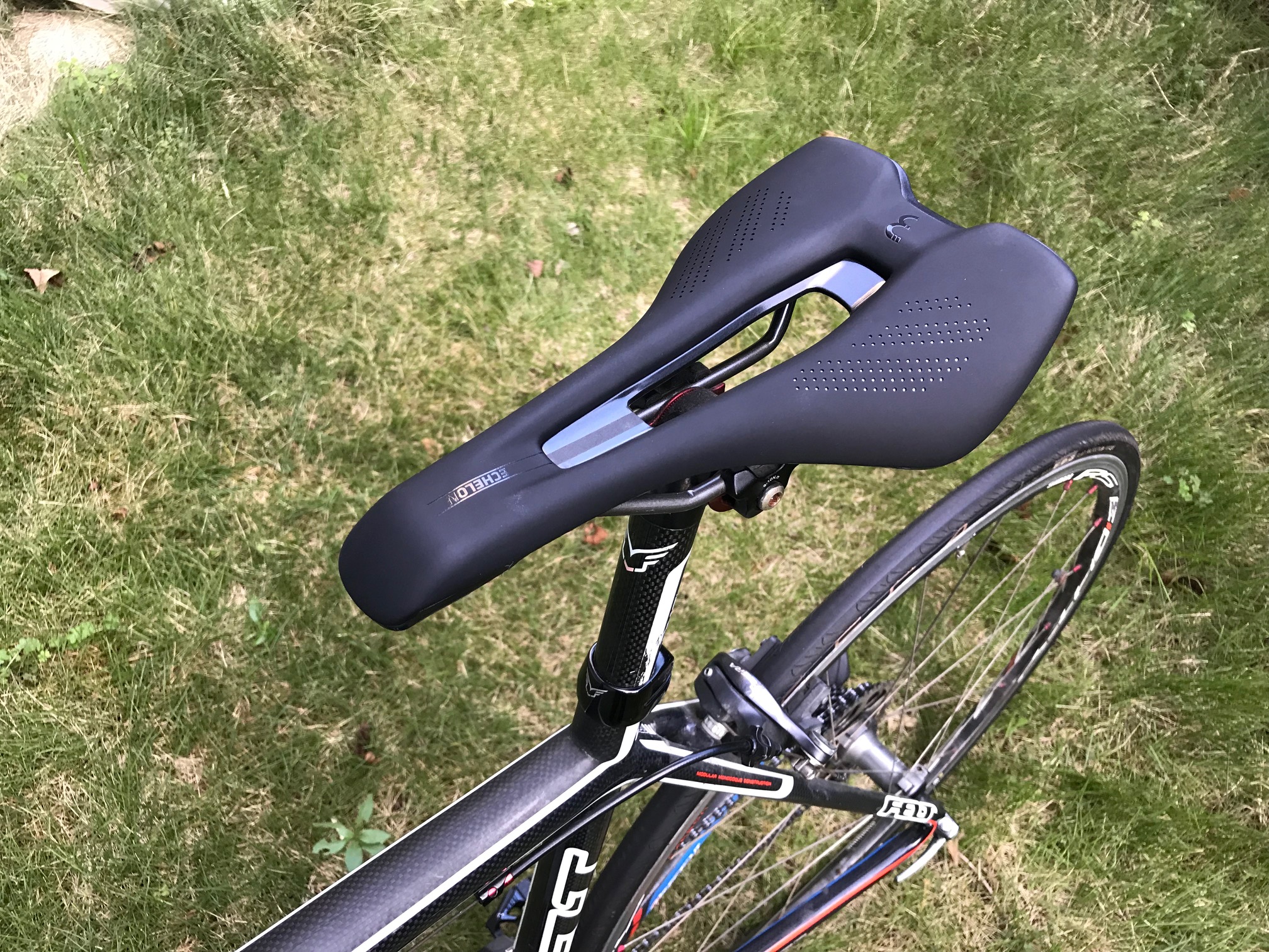 ロードバイクの穴あきサドルって何がいいの?? ロードバイクの穴あきサドルって何がいいの??
