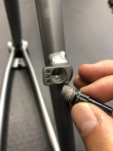 Vブレーキを外そうとしたら台座ごと取れてしまった時のトラブル…