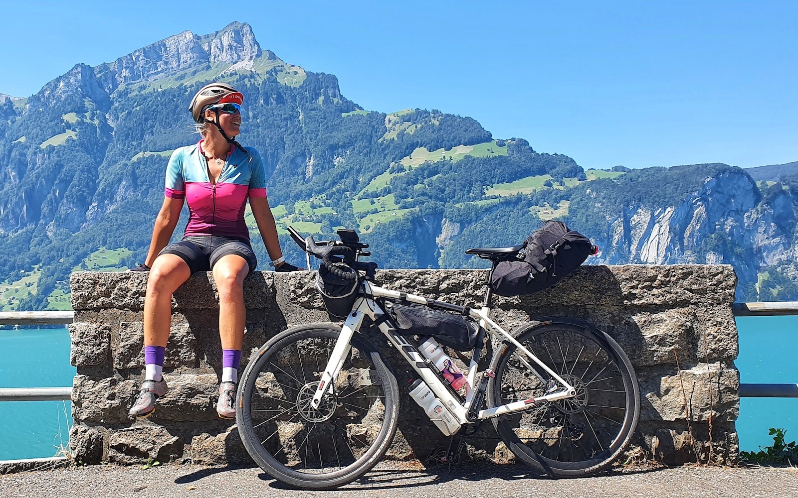 最高の自転車パッキングのコツと魅力的なカスタムグラベルバイク