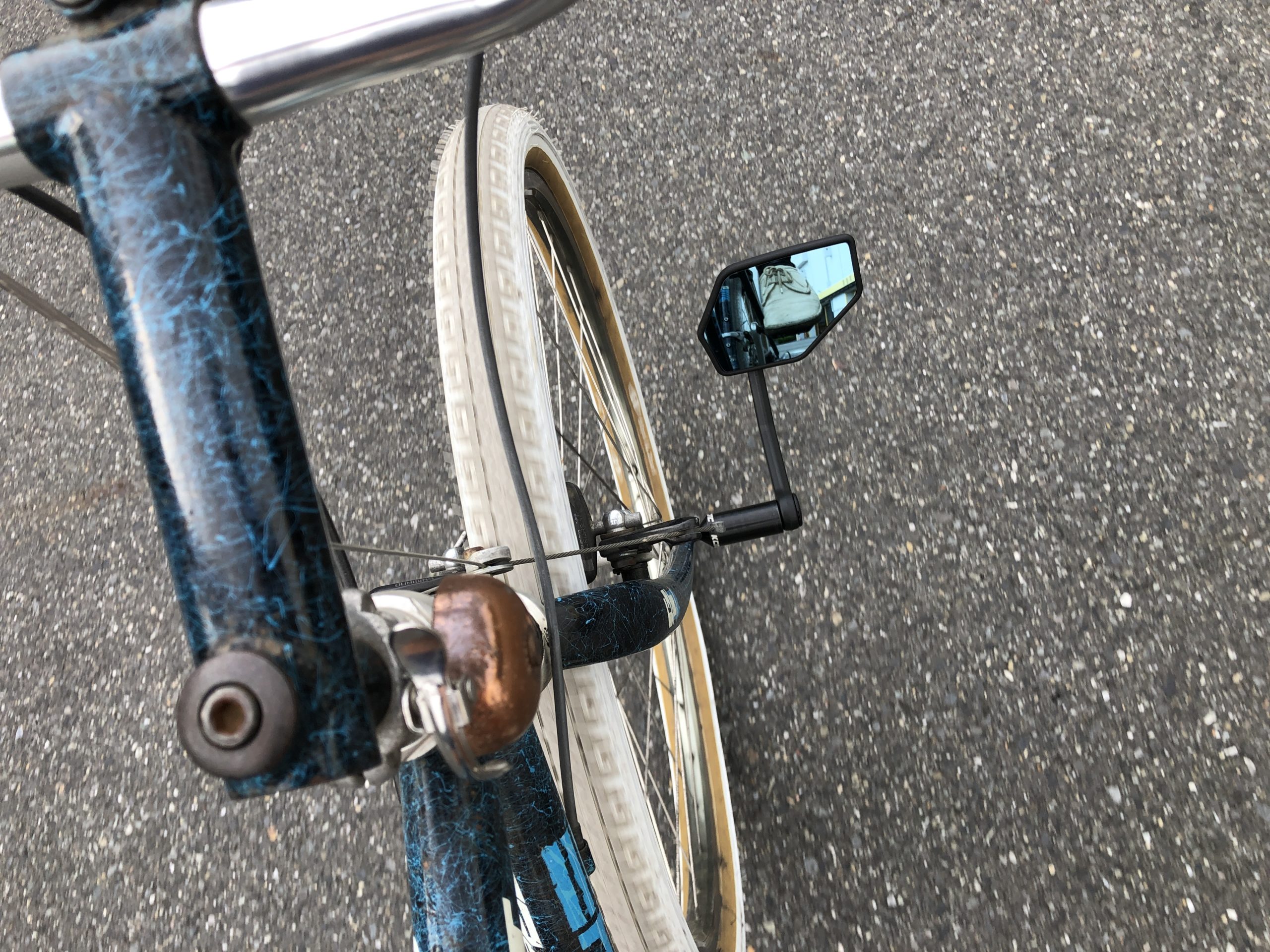 bから自転車用バックミラーが登場 大きなアンチグレアミラー採用で視界が良好です