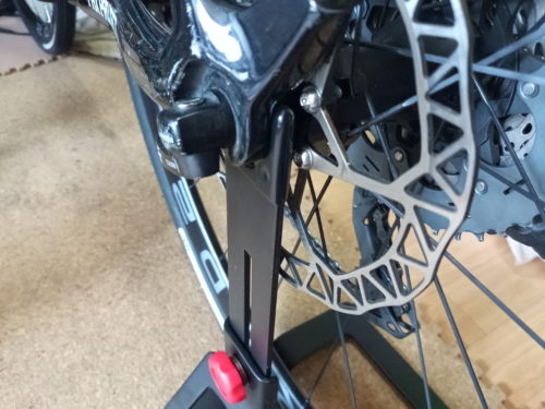 いろんな車種に使えるアジャスタブルハブスタンド　プチDIYで…