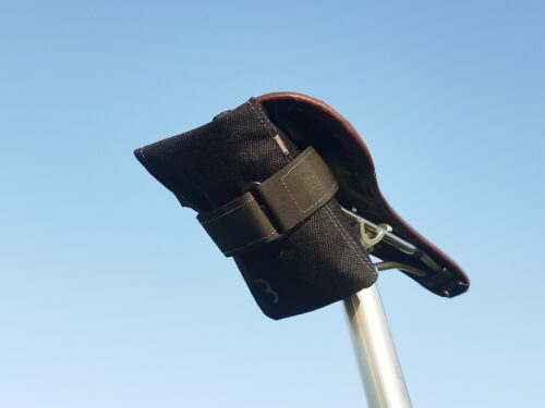 荷物に合わせてサイズをアジャストできるロール式サドルバッグ …