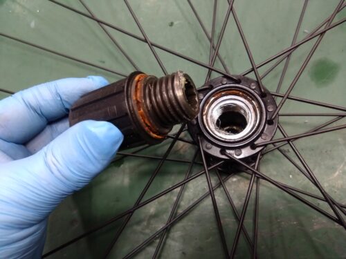 「リヤホイールにこんな違和感が出たら点検を・・・」