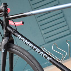 BOMBTRACK TEMPEST カスタム紹介｜「BUILD YOUR BOMB」“走りを極める”クロモリロード