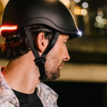 高視認性LEDとウインカー機能を備えたLUMOSのスマートヘ…