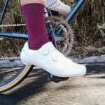 【幅広でも痛くない】ニット×フルカーボンのハイエンドロードバイクシューズ｜FLR FNT-9 レビュー