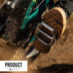 Crankbrothersから極薄設計と高いグリップ力を備えたハイグレードレーシングペダル「STAMP EVO」、専用バッシュガードが2026年4月に発売！