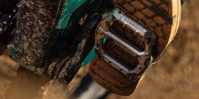 Crankbrothersから極薄設計と高いグリップ力を備えたハイグレードレーシングペダル「STAMP EVO」、専用バッシュガードが2026年4月に発売！