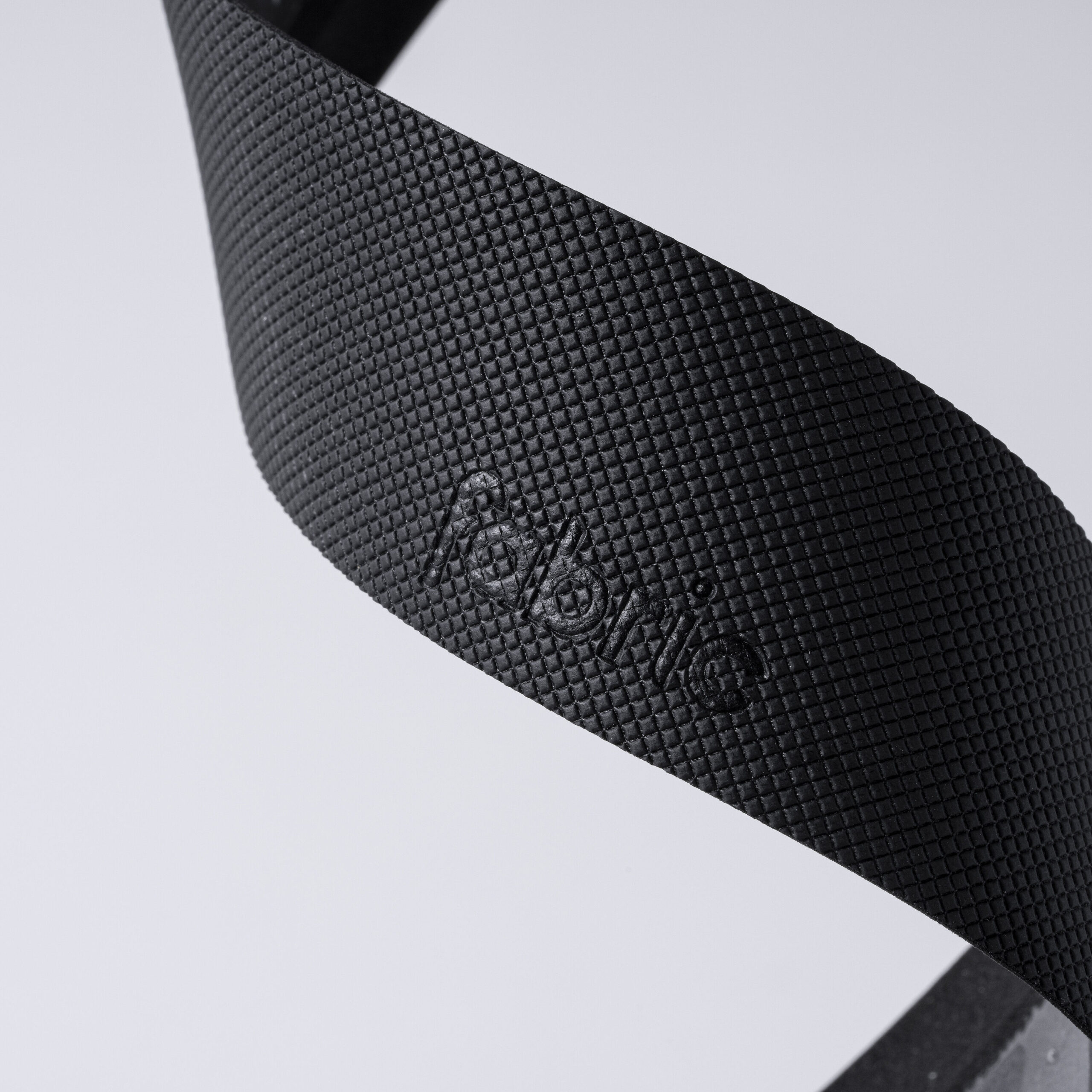 Feature_402977020201_FHT-02_Knurl_black_close-up-texture-large-1